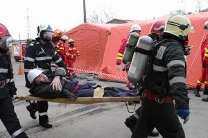 Salvarea victimelor în urma producerii unui cutremur urmat de un incendiu, într-un exerciţiu ...