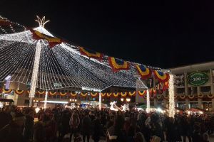 Moş Crăciun a venit încărcat cu mii de cadouri în centrul Sucevei