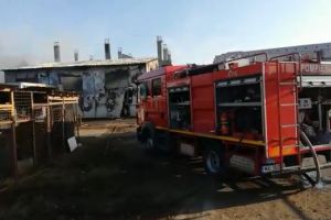 Incendiu violent la un service auto de la iesire din Galati. Mai multe echipaje de pompieri, chemate in ajutor (galerie foto) 