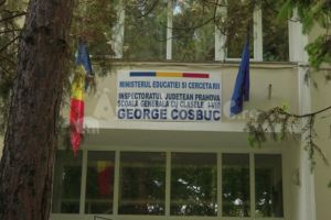 Scene ireale, in fata unei scoli din Ploiesti. Doi parinti divortati s-au luat la cearta pentru 