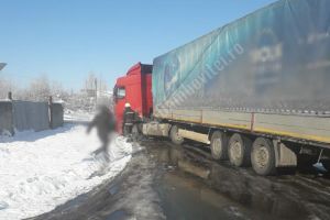 TITU:  Un TIR a fisurat o ţeavă de gaze. Trafic blocat pe centura către DN 7