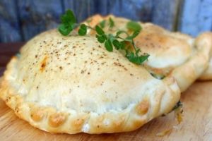 Mâncarea de post poate fi delicioasă. Reţeta de plăcintă cu ceapă, care seamănă cu pizza calzone