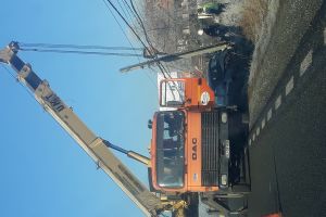 FOTO: O maşină a intrat într-un stâlp, la Scoarţa