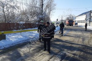 TITU: Mai multe clădiri, evacuate, după ce un TIR a rupt o conductă de gaze. Traficul este blocat