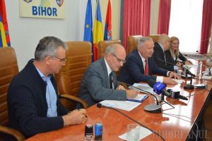 La 3 ani după un ritual similar, şeful CNAIR a semnat la Prefectura Bihor un nou contract pentru 5,35 km din cei 60 km ai tronsonului bihorean al Autostrăzii