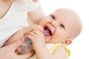 Esti ingrijorata ca bebe nu bea suficienta apa? Afla cand poate face acest lucru