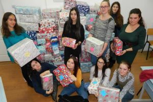 FOTO Copiii din satele sibiene, mai fericiţi de Crăciun – Primesc cadouri de la nişte studenţi inimoşi