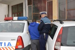 Ghinion curat! Au furat un generator şi au dat nas în nas cu poliţiştii!