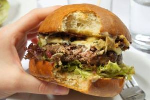 Surpriză imensă! Lanţul fast-food care are milioane de fani a anunţat că vine în România
