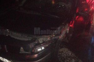 Un camion cu lemne şi două autoturisme, implicate într-un accident