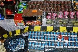 Reţinuţi pentru contrabandă cu ţigări şi petarde