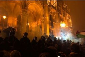 A doua seară de proteste VIOLENTE în Budapesta împotriva „legii sclaviei”. POLIȚIA intervine