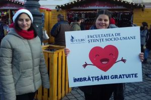 FOTO VIDEO Îmbrăţişări gratuite în centrul Sibiului