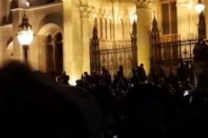 Noi proteste violente la Budapesta. Mii de oameni in strada 