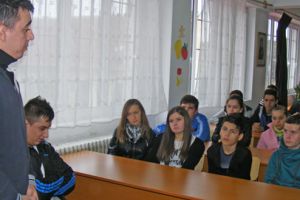 Elevii şi deţinuţii „învaţă împreună”