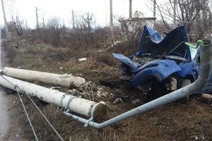 Accident rutier la Cristur. Un bărbat şi-a făcut zob maşina într-un stâlp