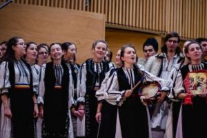 „De pe mal de Prut, între Munţii lui Iancu !”