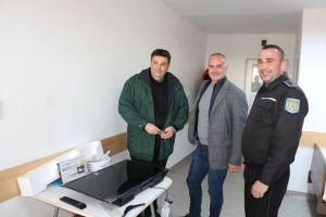 Poliţiştii locali din Motru au dăruit un televizor Secţiei de Pediatrie a Spitalului Municipal