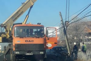 A scăpat nevătămat, după ce a intrat cu maşina în stâlp