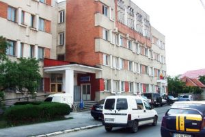 Bărbat din Tulcea, cercetat după ce a distrus luneta unui autoturism parcat pe o stradă din Târgu-Jiu