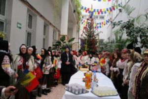 Grupuri corale din ţară, din Ucraina şi din Republica Moldova, aduc în judeţ „Colindul Unirii”: Spectacole de astăzi, până duminică  „Vă aşteptăm să fim împreună, să ne bucurăm de această mare sărbătoare creştină, de împletirea duioasă în aceeaşi limbă, a colindului cu inima poporului român”, prof. ing. Maria Peligrad