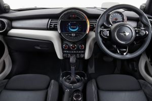 Condiţii pentru a putea conduce o maşină cu volan pe dreapta în România