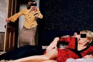 Și-a înjunghiat cea mai bună prietenă după ce a prins-o cu iubitul ei în pat