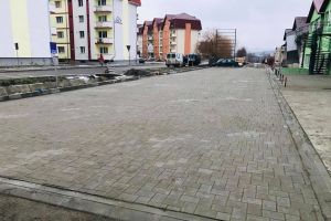 Cum a apărut în câteva ore o parcare modernă într-un cartier din Bistriţa (FOTO)