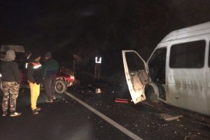 Accident pe DN 76: Un microbuz şcolar s-a izbit frontal cu un VW Golf, un tânăr de 18 ani a murit