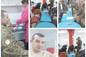 FOTO: Militarii Batalionului 136 Geniu “Apulum” – campanie de donare de sânge pentru ajutarea unei familii nevoiaşe, de Sărbători