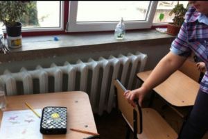 Educaţie cu căciulă, mănuşi şi geacă! Cum experimentează elevii din Vrancea frigul