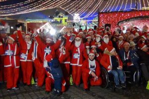 FOTO VIDEO Marea MoşMondeală – sau cum 150 de sibieni au fost Moş Crăciun