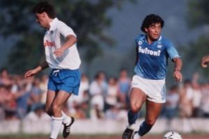 Ultimul tricou, cu numărul 9, purtat de Maradona pentru gruparea italiană Napoli, a fost vândut la licitaţie cu o sumă fabuloasă. De ce era un tricou special pentru „Butoiaşul Atomic” 