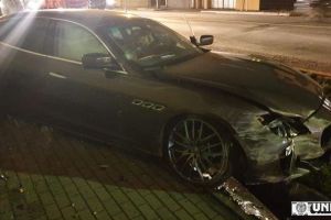FOTO/ Accident rutier la Sebeş: Bolid de sute de mii de euro făcut praf după ce şoferul l-a scăpat de sub control, a ieşit în decor şi a rupt o ţeavă de gaz