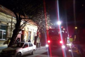 Un adolecent a ajuns la spital, cu arsuri, după ce casa în care se afla a luat foc 