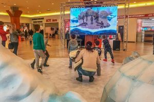 Personaje virtuale proiectate pe un ecran gigant, la Iulius Mall