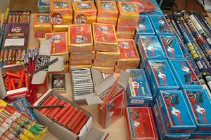 600 de petarde confiscate în urma unei percheziţii, în cadrul unei anchete demarate de ...