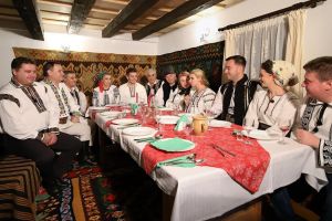 Lumea plină de farmec a Crăciunului, cu colinde şi bucate tradiţionale, reînviată de ...