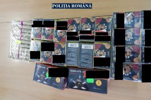 Mii de petarde, vândute ilegal de două tinere, au fost confiscate de poliţiştii arădeni