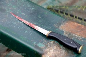 Un batran din Brebu-Prahova s-a injunghiat in abdomen. Medicii l-au gasit in soc hemoragic