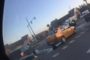Femeie la spital după ce un şofer a trecut pe roşu, în intersecţia Martirilor cu Mureş