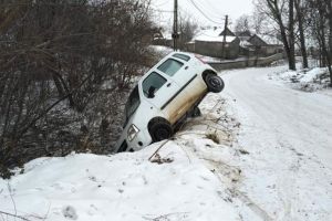 Victimă scoasă de pompieri dintr-o maşină rămasă suspendată pe un pod, în urma unui ...