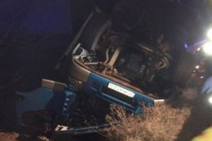 Şoferul unui TIR a murit vineri dimineaţă după ce s-a răsturnat cu maşina