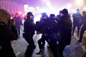 Gaze lacrimogene şi în Ungaria la manifestaţiile împotriva ”legilor sclaviei”