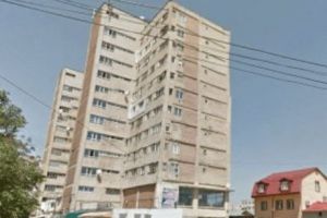 Un bărbat s-a aruncat de la etajul 8 al unui bloc şi a murit pe loc