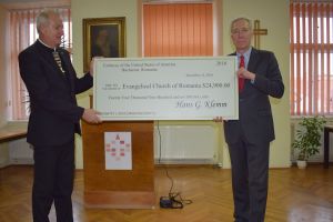 FOTO Bani din America pentru biserici săseşti. Ambasadorul SUA a înmânat cecul la Sibiu