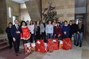 Angajatii CJ Prahova au fost Mos Craciun pentru copiii din centrele de la Secaria si Izvoarele