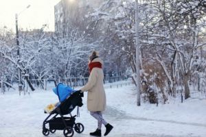 ALERTĂ! Un individ a încercat să RĂPEASCĂ un bebeluş din cãrucior, sub privirile mamei!