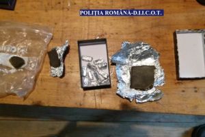 Mai multe persoane arestate pentru trafic de droguri de risc. Ce s-a descoperit in urma perchezitiilor (galerie foto) 