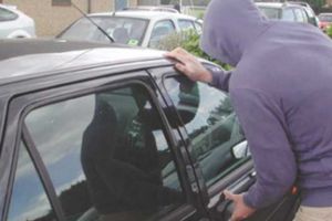 Sătmărean prins în flagrant de poliţişti în timp ce fura dintr-o maşină